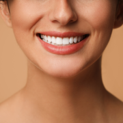 Estética Dental: Como um Belo Sorriso Transforma Sua Vida Um sorriso bonito é muito mais do que uma questão de estética; ele tem o poder de transformar vidas. A estética dental é a chave para melhorar a autoestima, aumentar a confiança e abrir portas em todas as áreas da vida. Na VRSantos Odontologia na Barra da Tijuca, o Dr. Vinícius Santos oferece soluções personalizadas para você conquistar o sorriso dos seus sonhos.