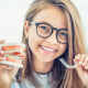 Se você deseja alinhar e nivelar os dentes e conquistar um sorriso perfeito, provavelmente já se deparou com a dúvida: escolher Invisalign ou aparelho convencional?
